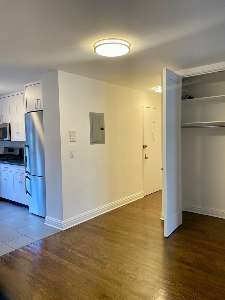 East 89th Street - Photo 4