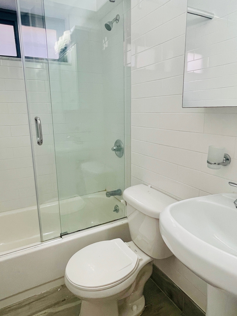 East 89th Street - Photo 16