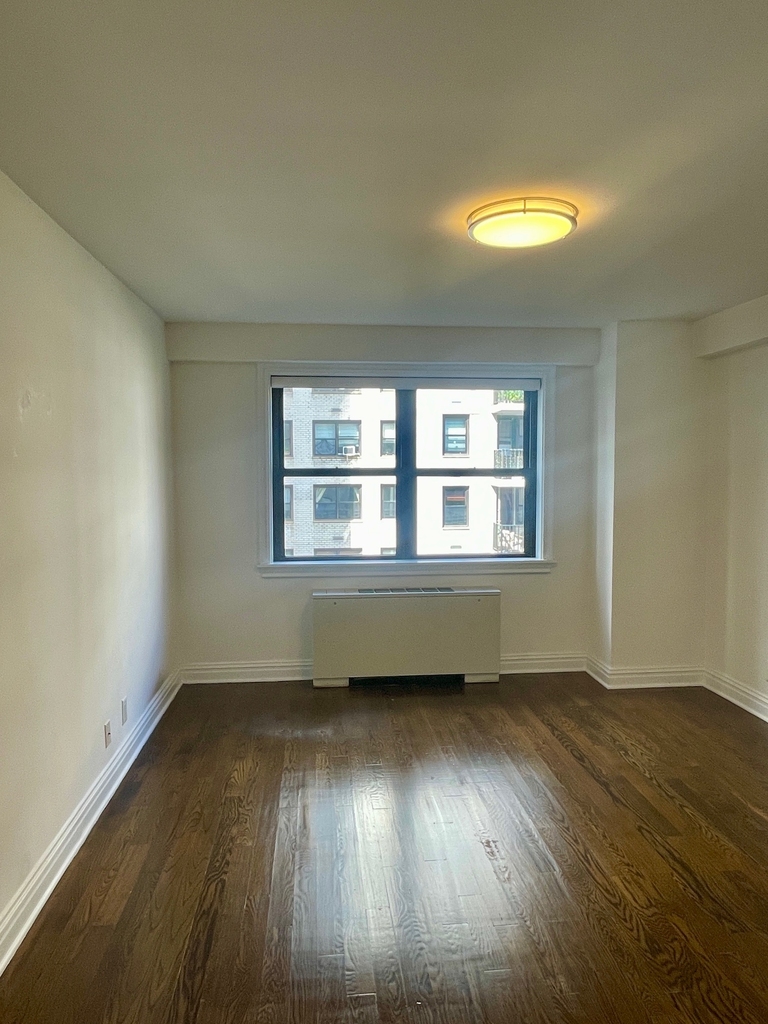 East 89th Street - Photo 6