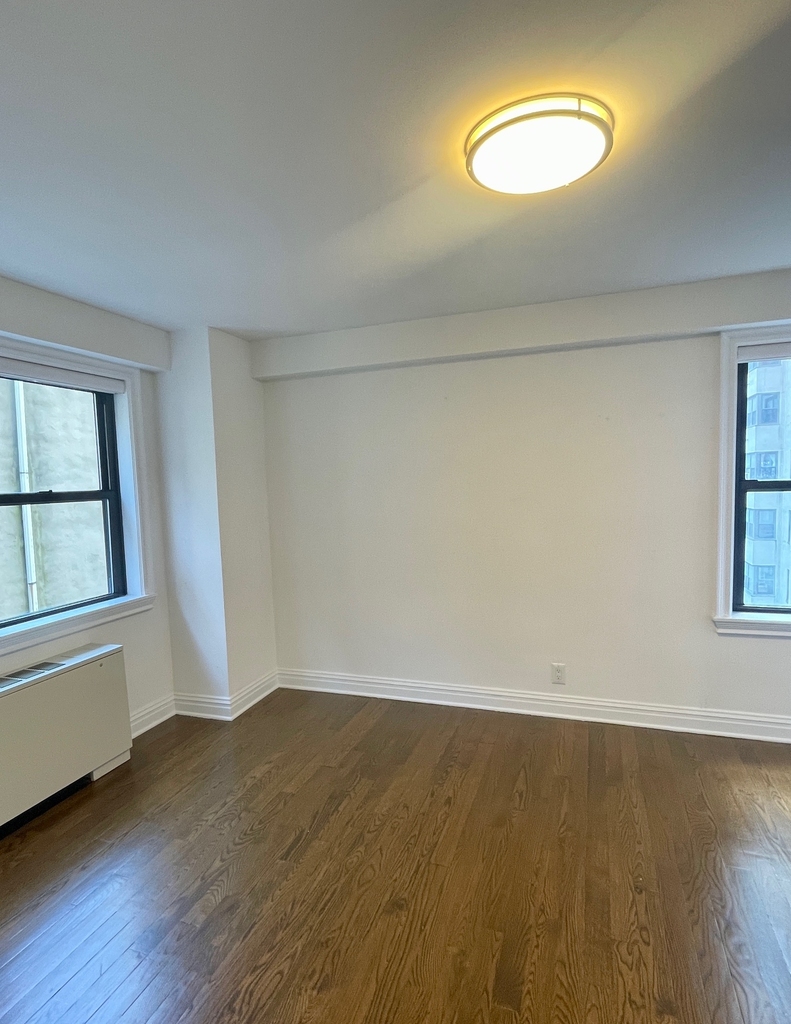 East 89th Street - Photo 14