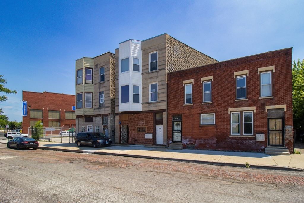 2611 W Ogden Avenue - Photo 9