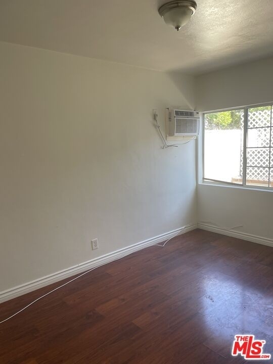 1522 Hazelwood Ave - Photo 3