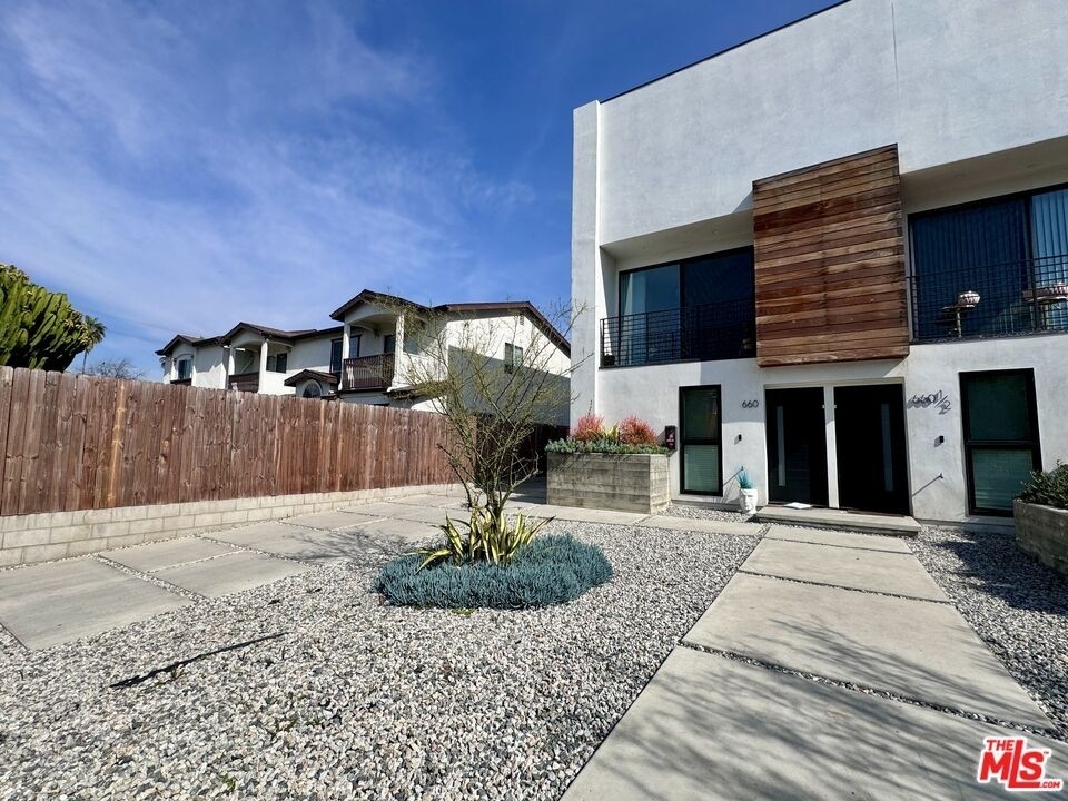 660 N Mariposa Ave - Photo 1