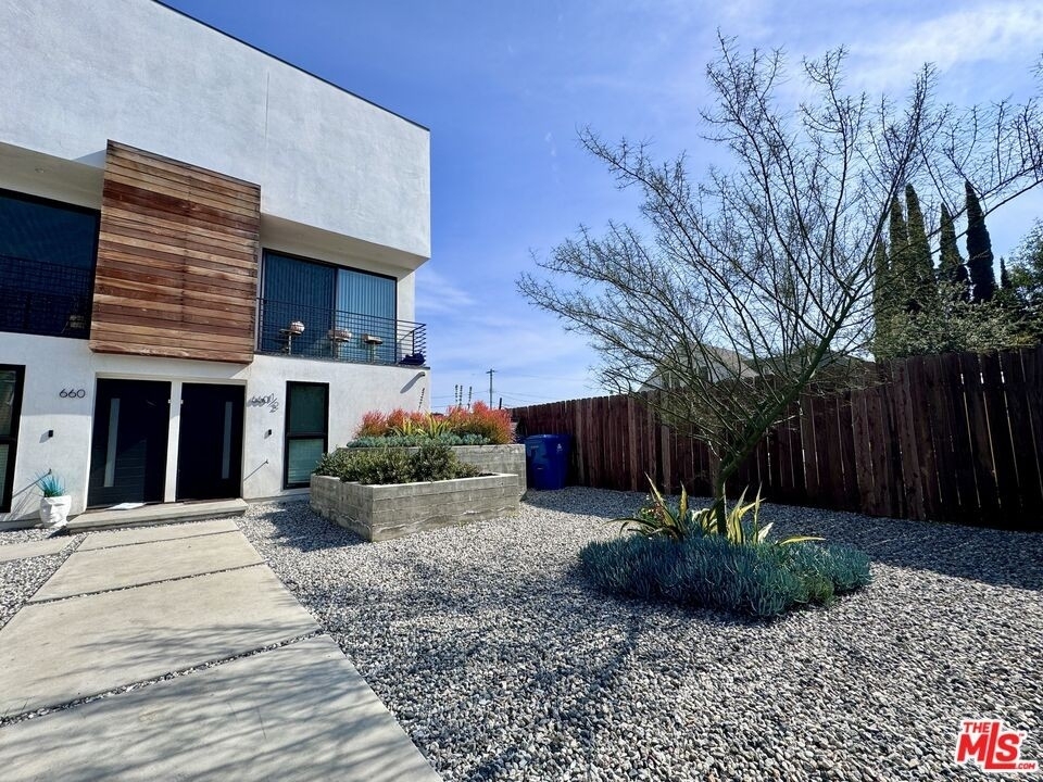 660 N Mariposa Ave - Photo 2