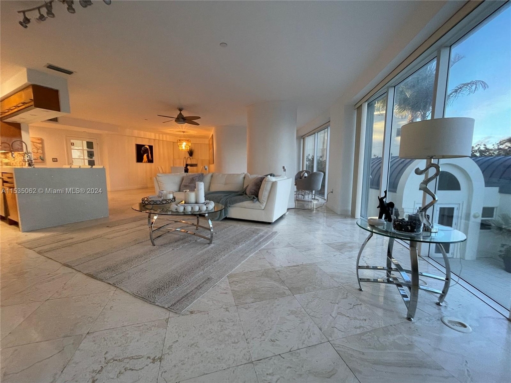 18671 Collins Ave - Photo 2