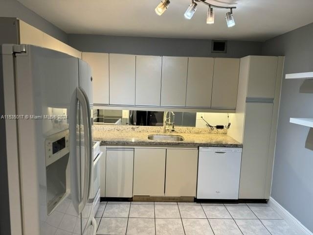 18151 Ne 31st Ct - Photo 2