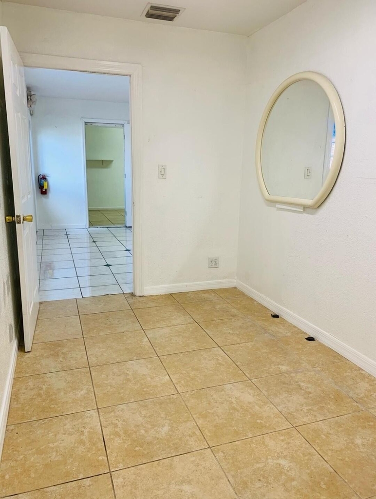 500 W Oakland Park Boulevard - Photo 4