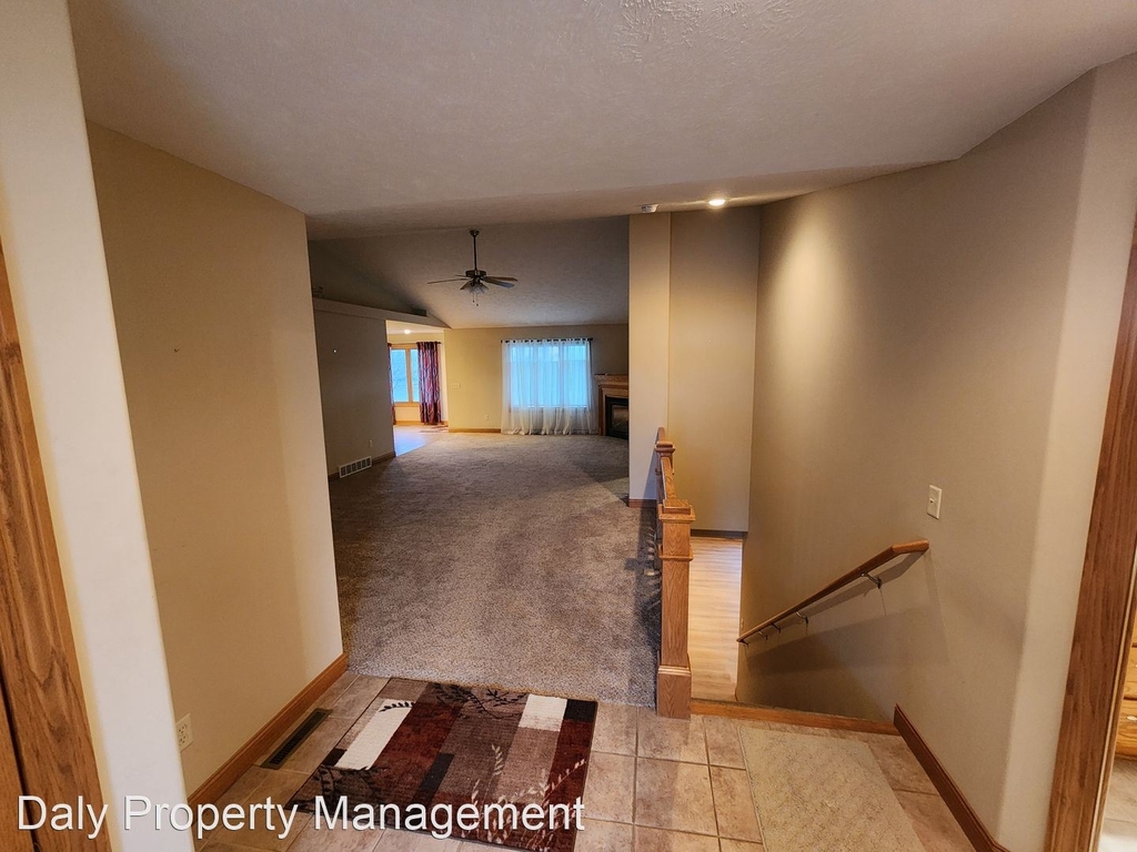 4021 Sandalwood Drive - Photo 4