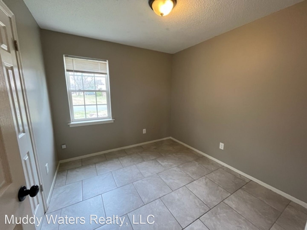 1823 Dorchester Dr - Photo 3