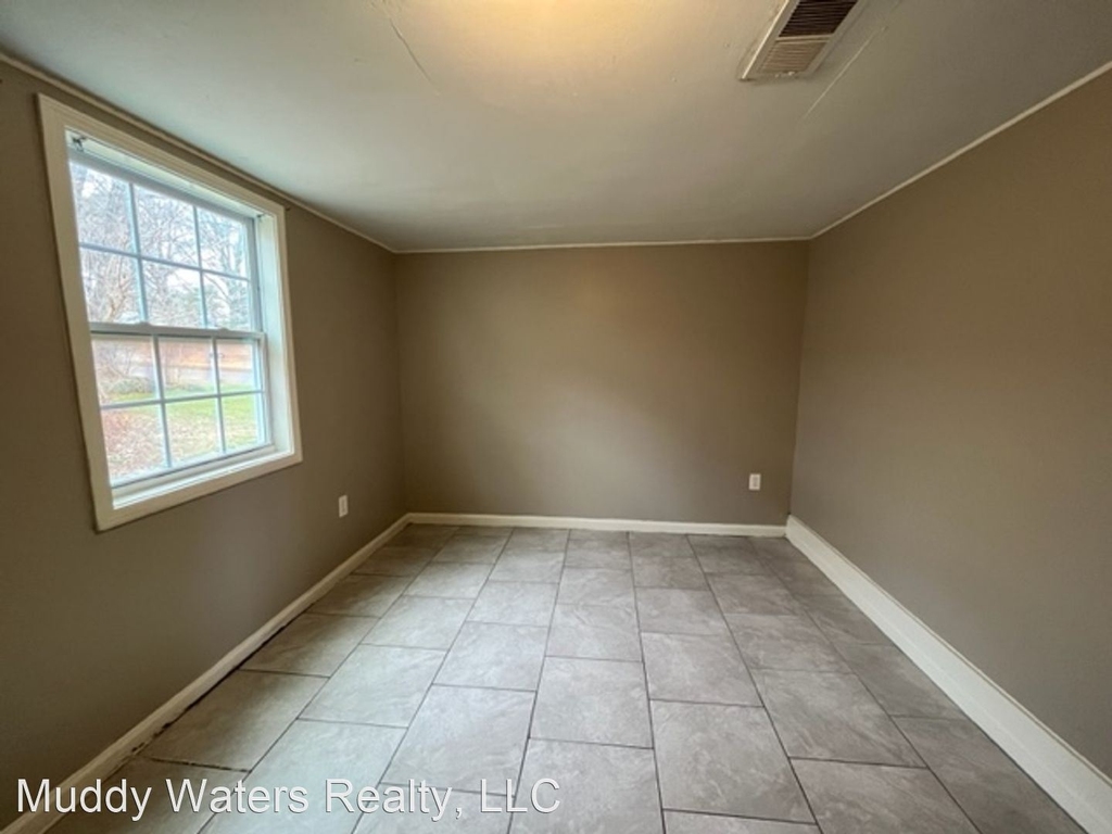 1823 Dorchester Dr - Photo 2