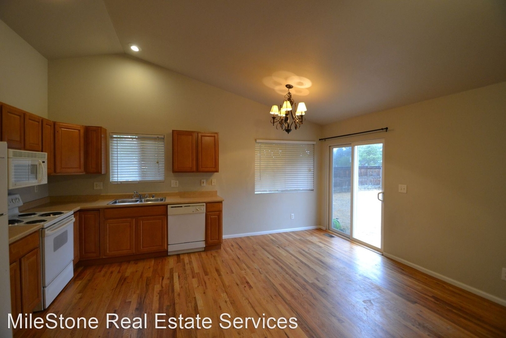 7202 Moss Bluff Ct. - Photo 10