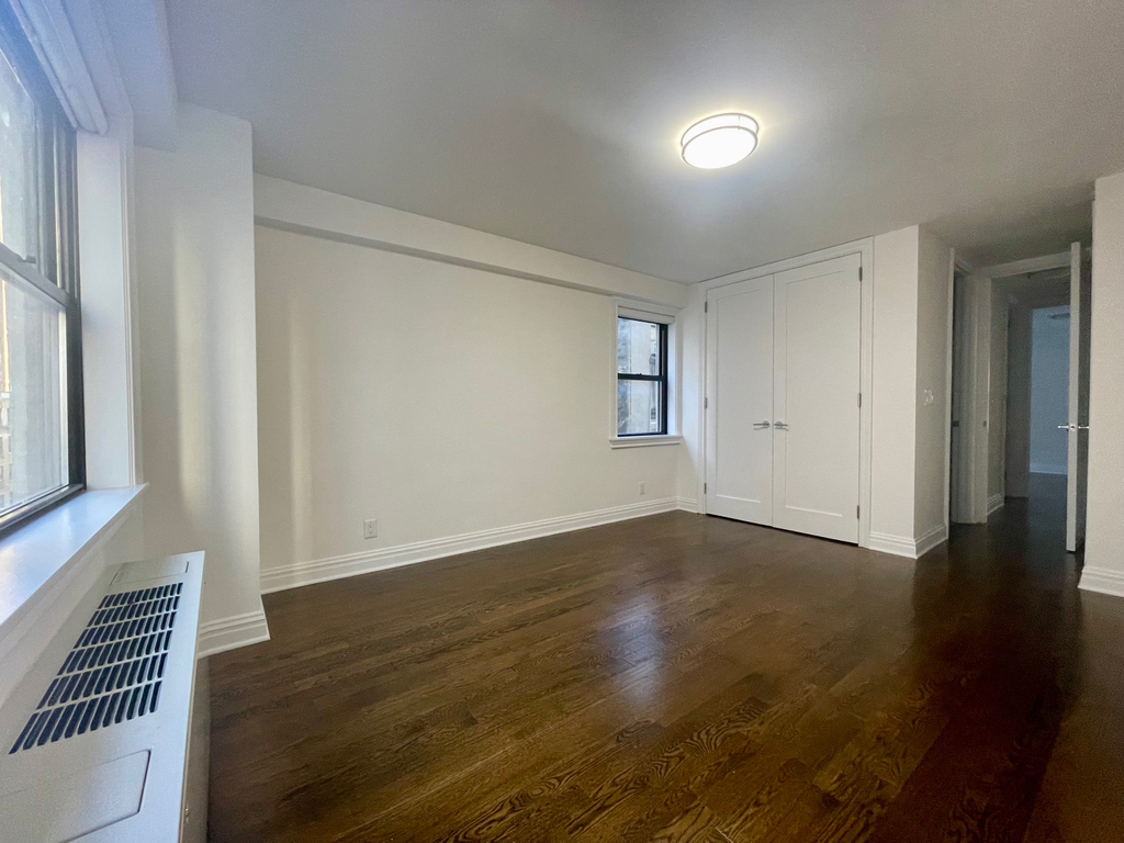 East 89th St - Photo 4