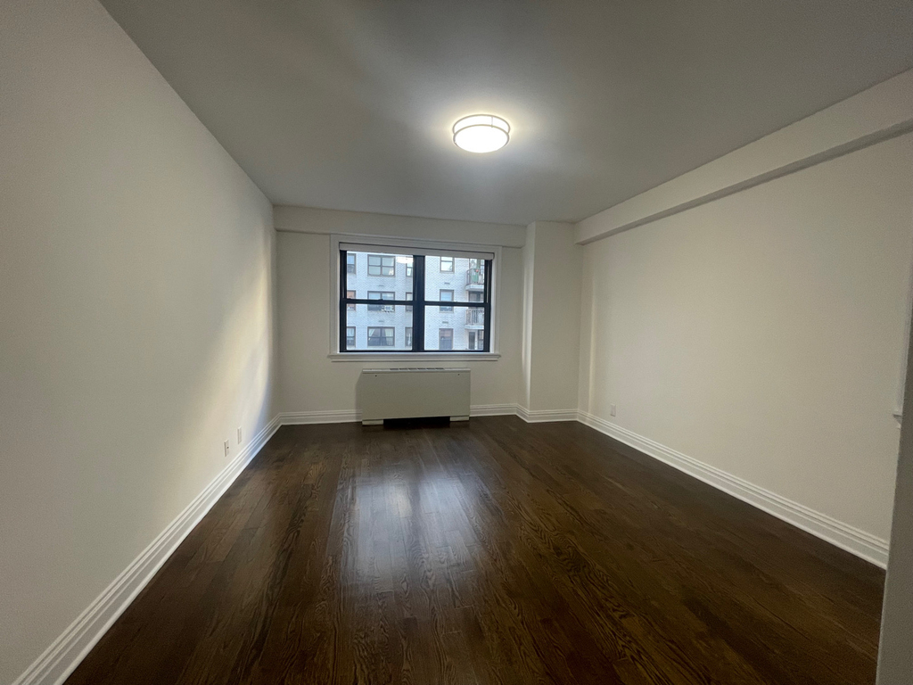 East 89th St - Photo 3
