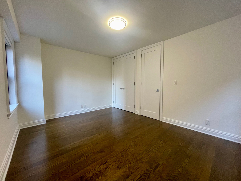 East 89th St - Photo 8