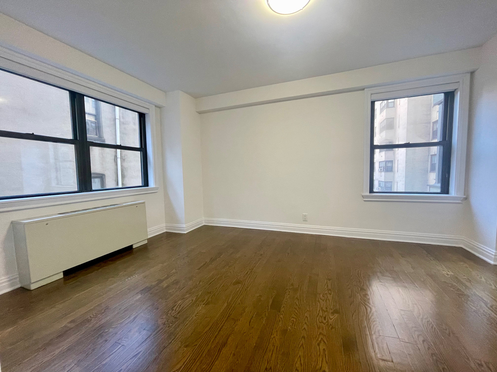 East 89th St - Photo 6