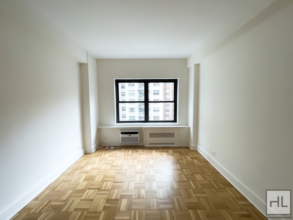 East 55 Street - Photo 5