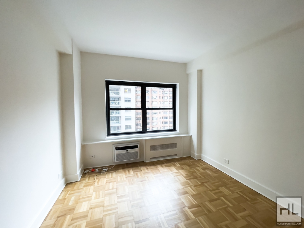 East 55 Street - Photo 6