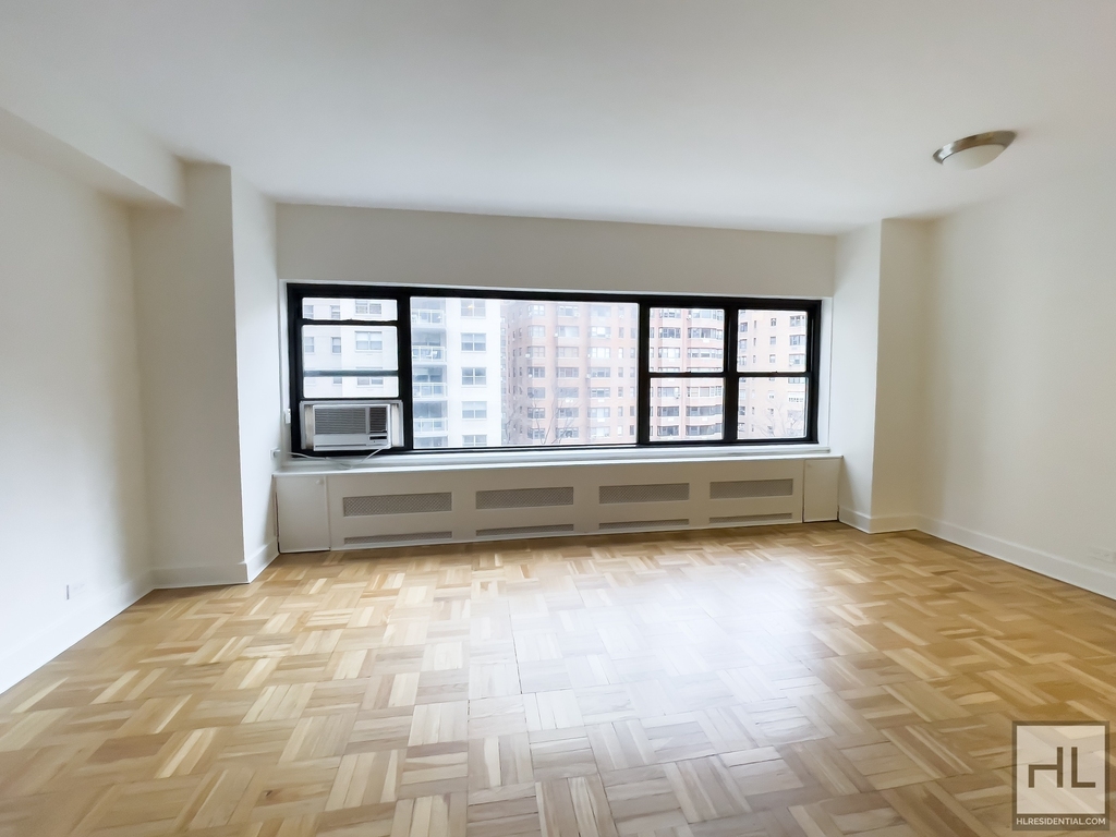 East 55 Street - Photo 1