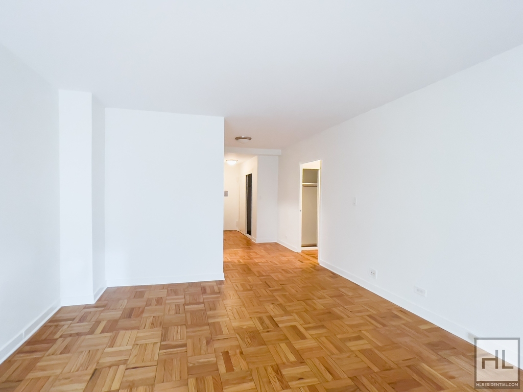 East 55 Street - Photo 1