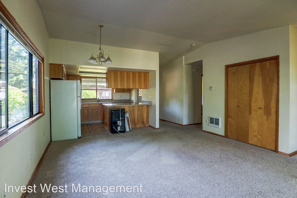 2616 E 18th Street - Photo 5