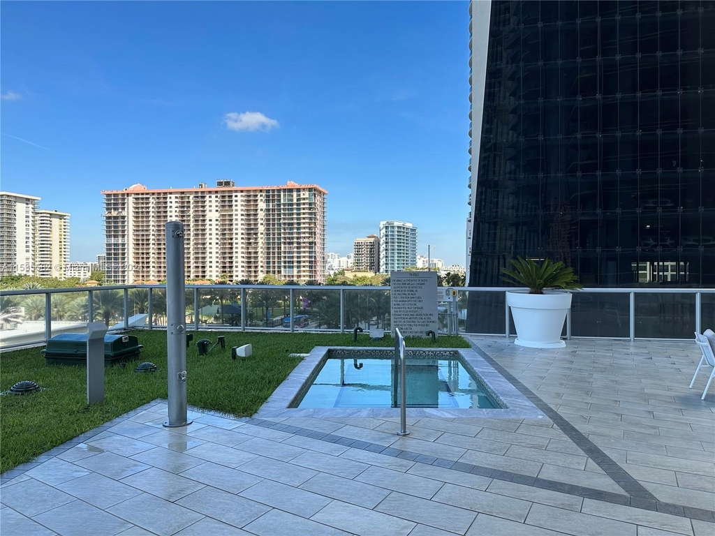 17121 Collins Ave - Photo 24