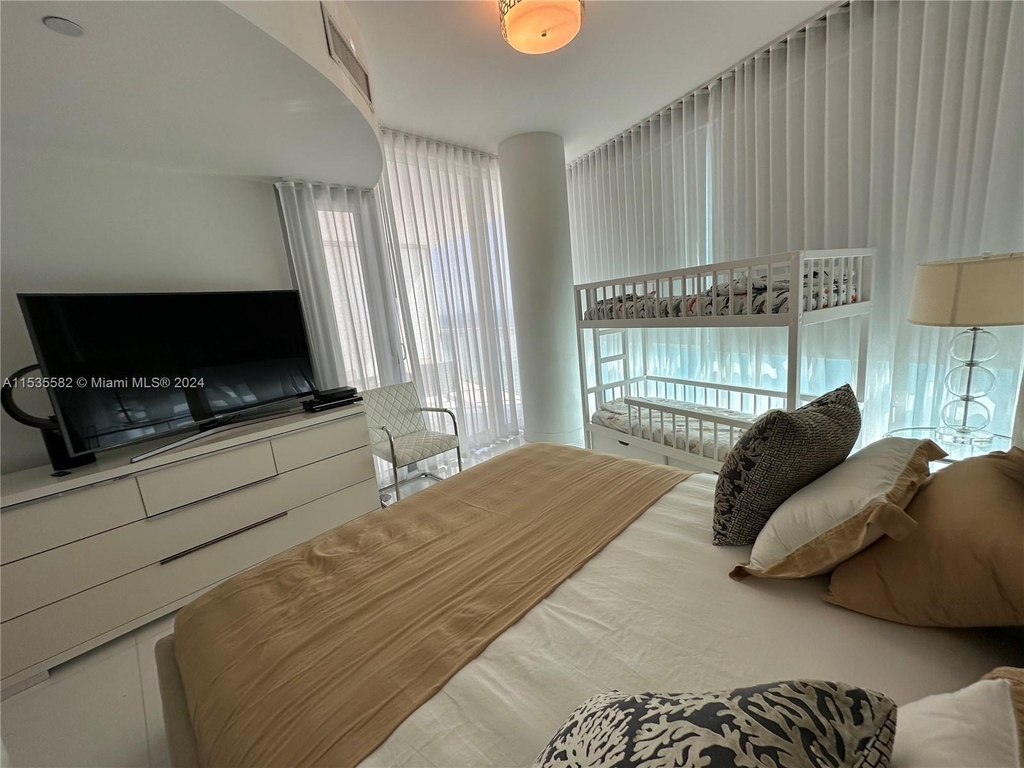 17121 Collins Ave - Photo 12