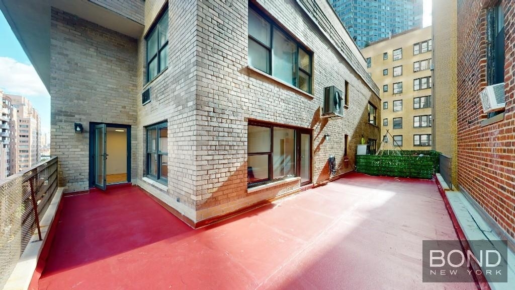 East 55th Street - Photo 1