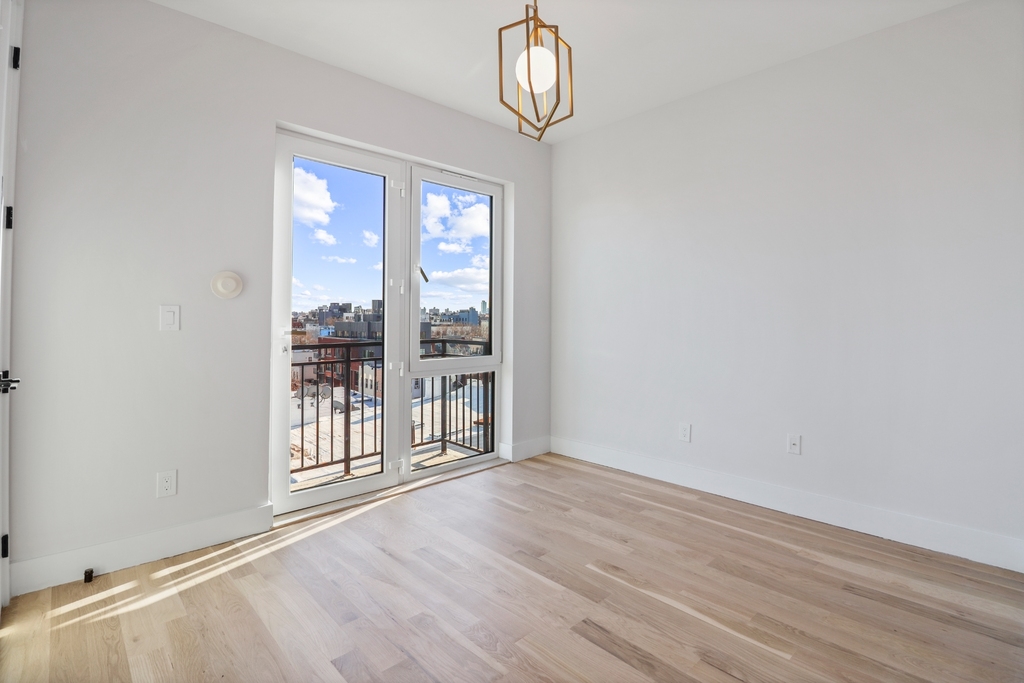 596 Metropolitan Avenue - Photo 4