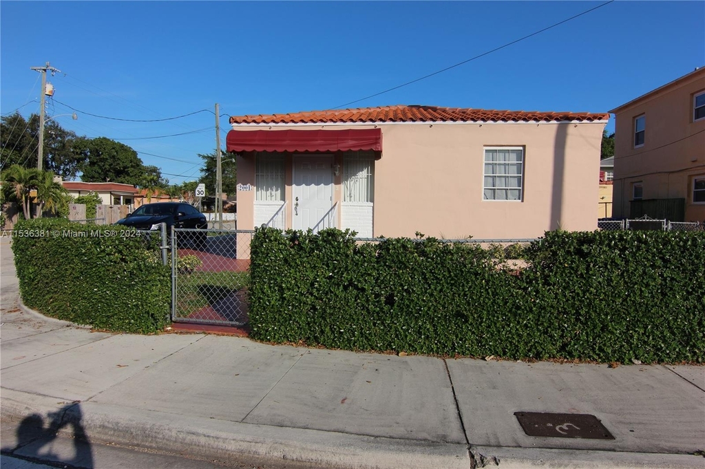 2001 Sw 17 Ave - Photo 1