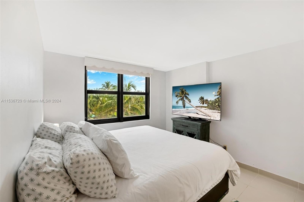 4301 Collins Ave - Photo 4