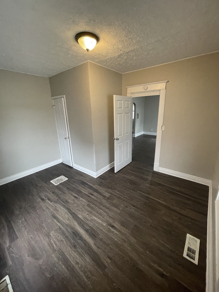 733 Haugh Street - Photo 9