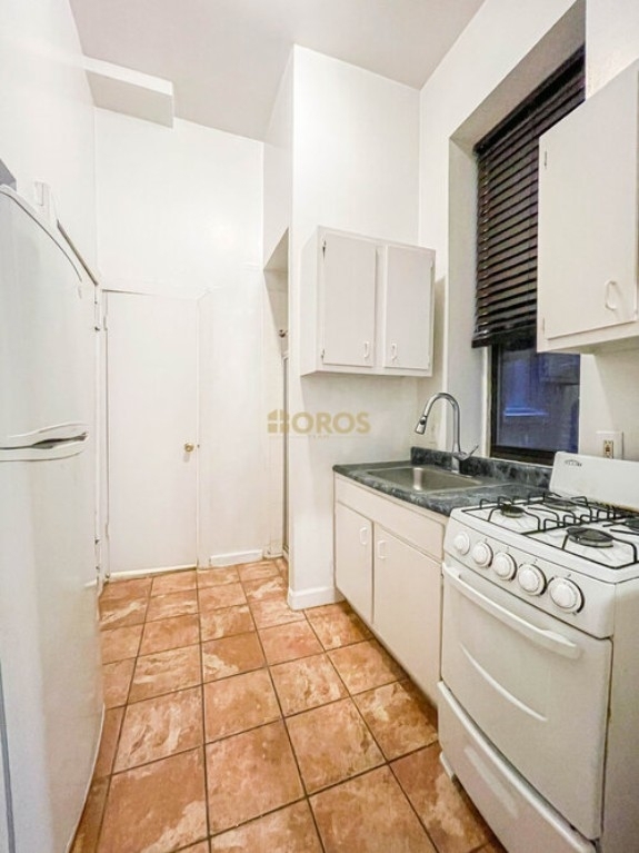 213 East 10th Street - Photo 3