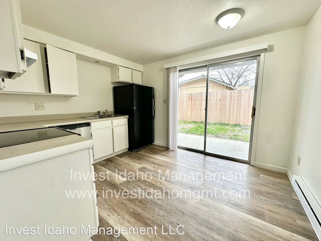 1097 W Melrose Street - Photo 1