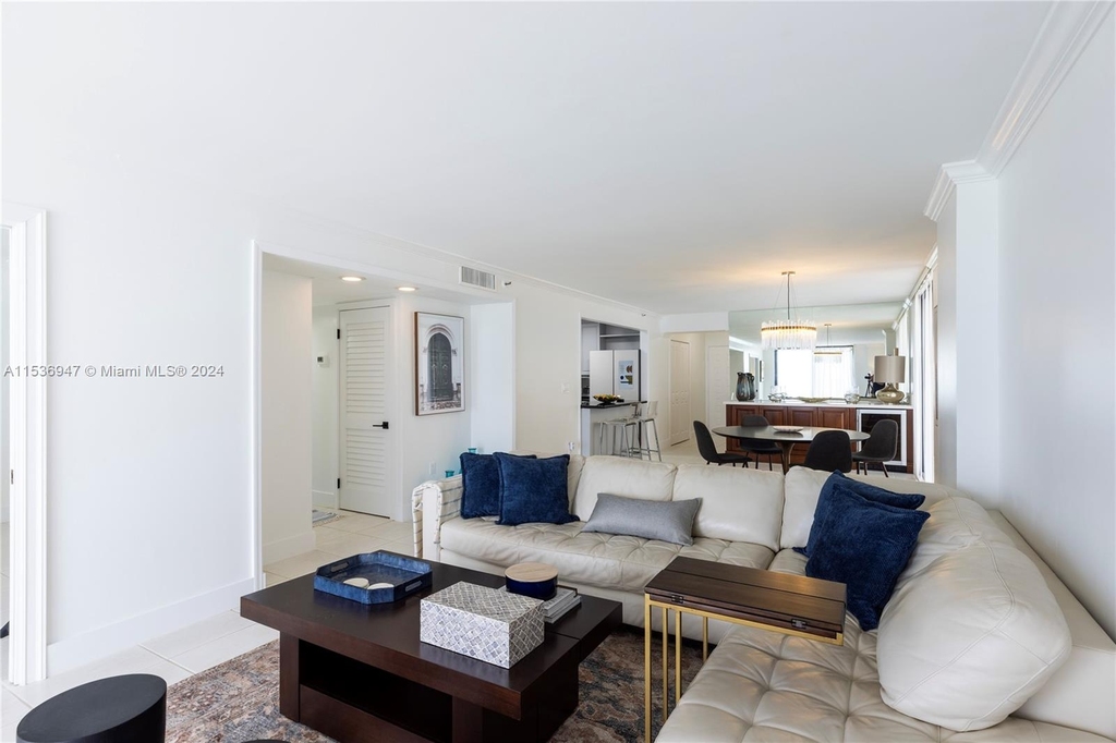 6061 Collins Ave - Photo 15