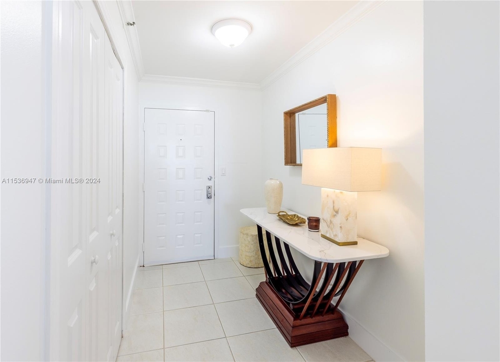 6061 Collins Ave - Photo 6