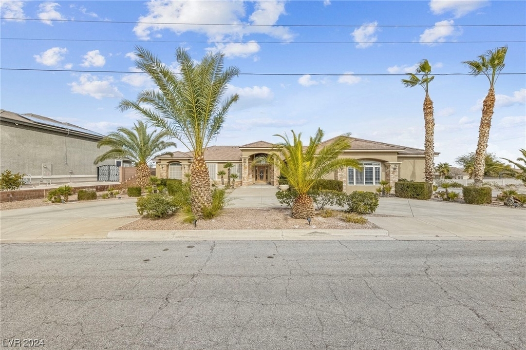 200 W Desert Rose Drive - Photo 1