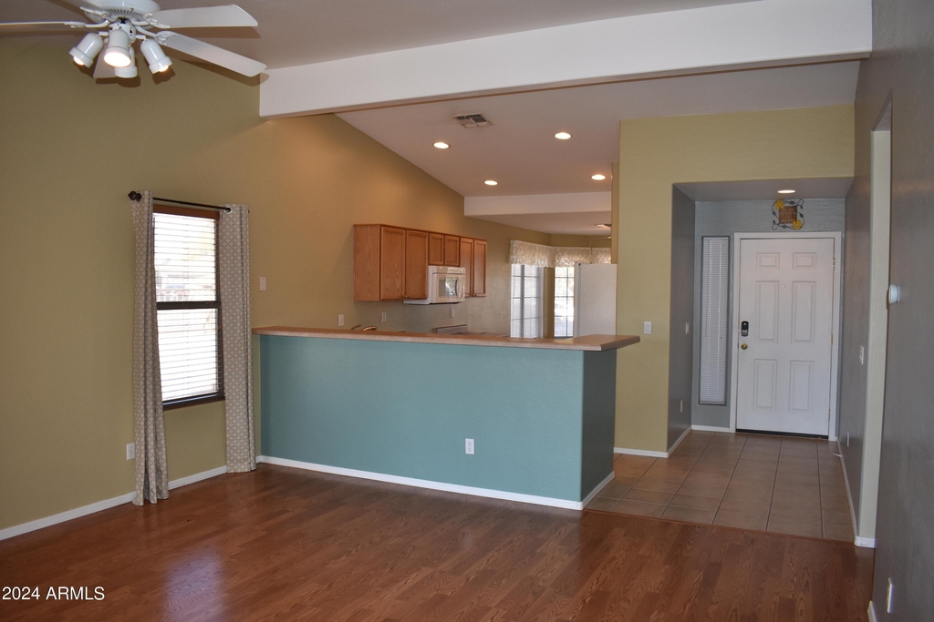 10809 W Cambridge Avenue - Photo 2