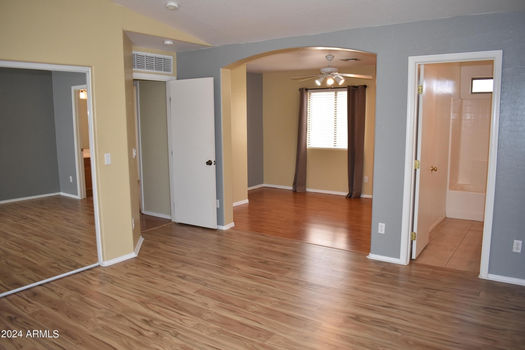 10809 W Cambridge Avenue - Photo 11