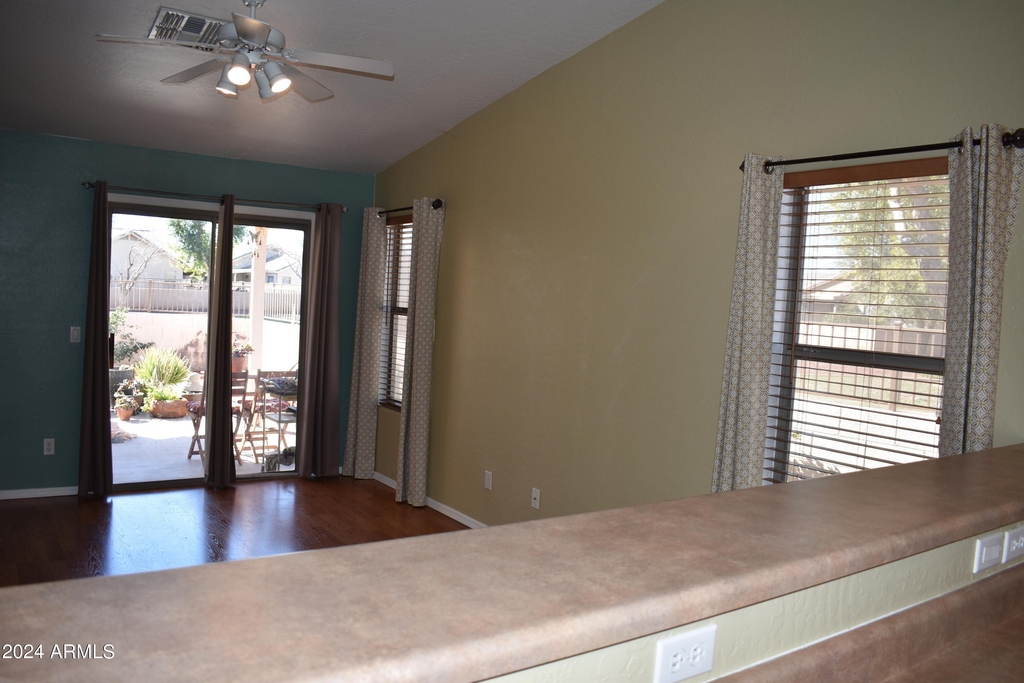 10809 W Cambridge Avenue - Photo 6