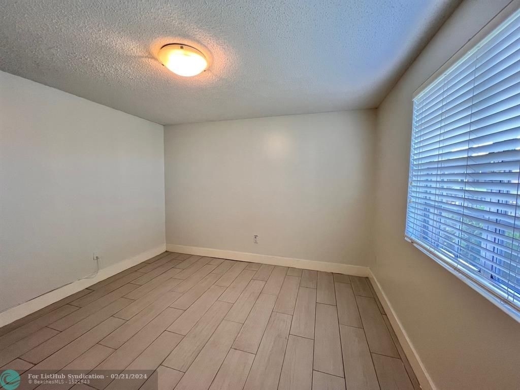 1281 Sw 46th Ave - Photo 3