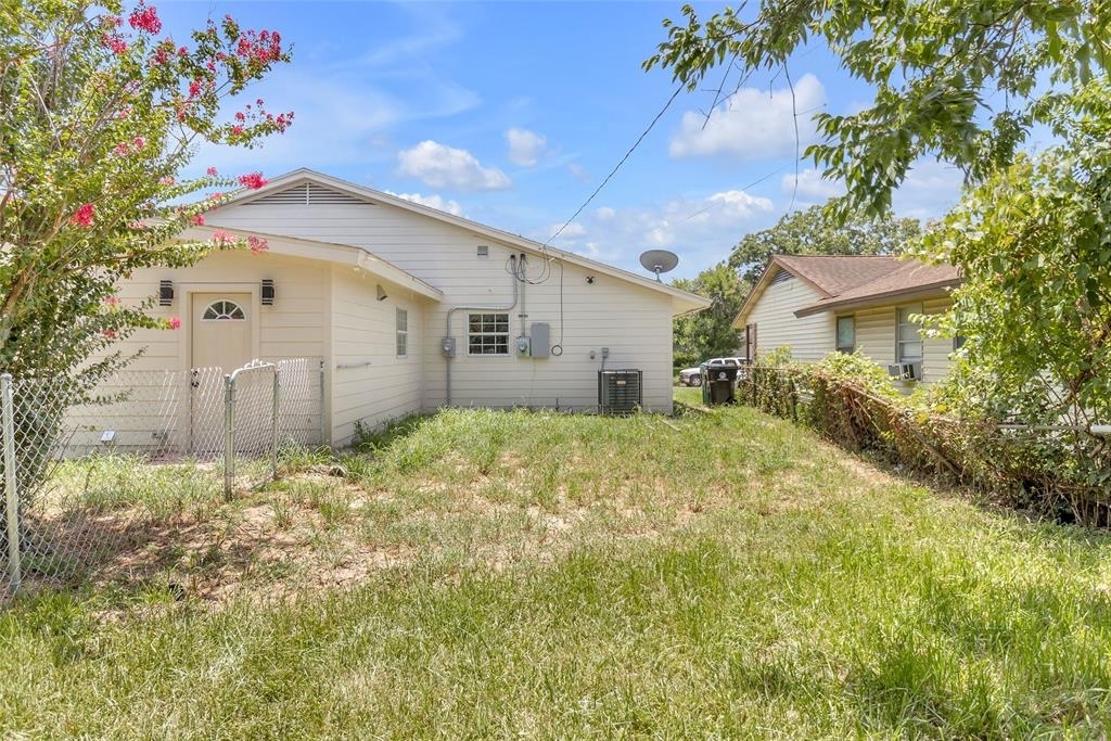 5815 Schevers Street - Photo 8