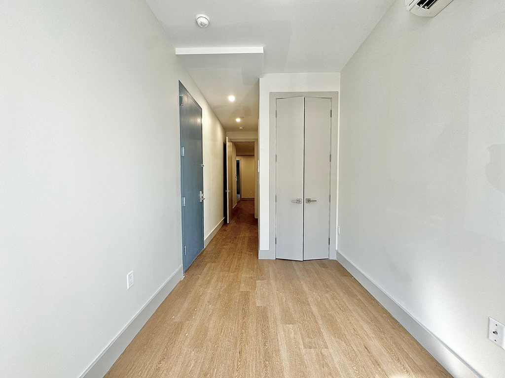 18-77 Greene Avenue - Photo 2