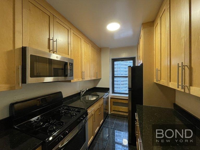 East 55th Street - Photo 3