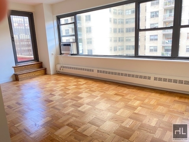 East 55 Street - Photo 1