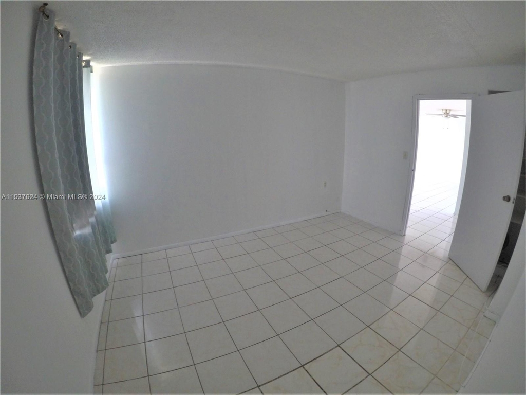 1800 Collins Ave - Photo 18