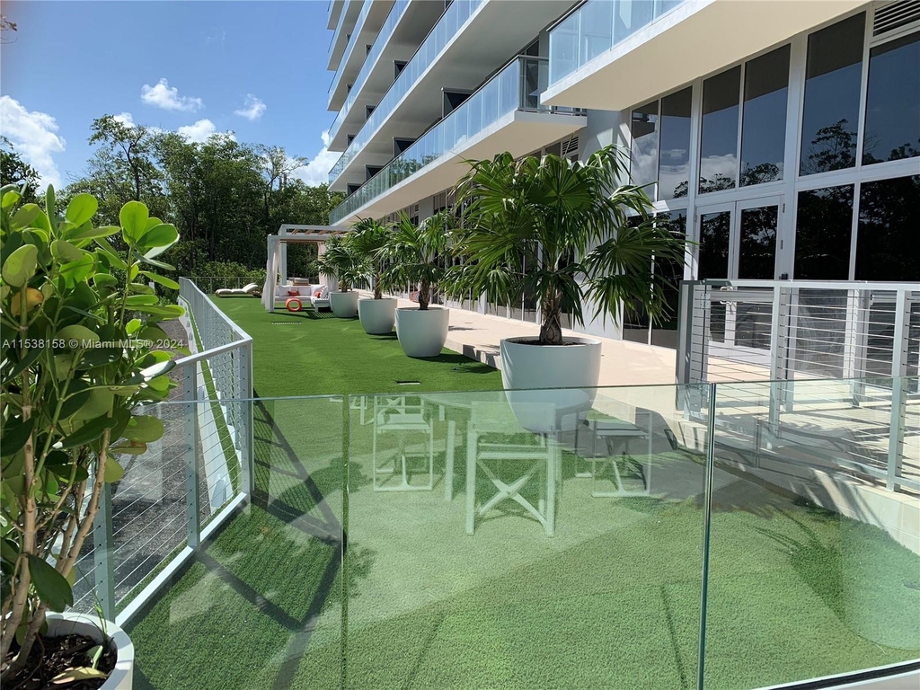 16385 Biscayne Blvd - Photo 33