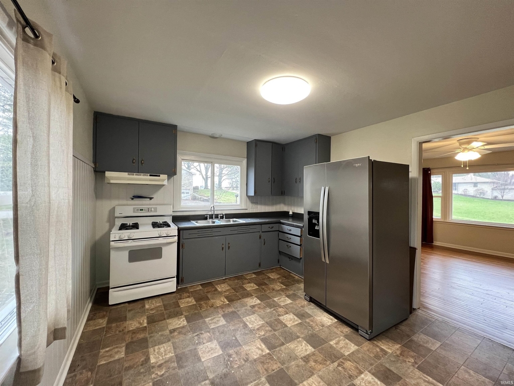 3527 S Rogers Street - Photo 3