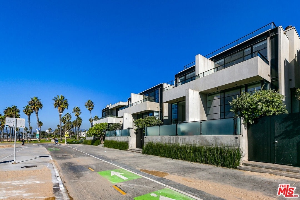 109 Ocean Front Walk - Photo 4