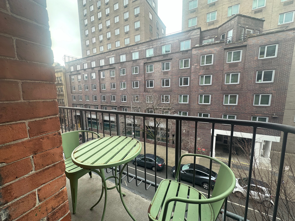 201 East 12th Street - Photo 5