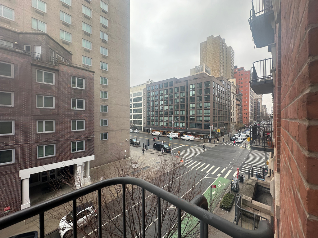 201 East 12th Street - Photo 6